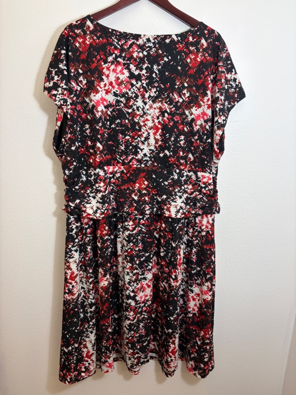 IGIGI Red Black White Abstract Print Wrap Dress - Picture 7 of 11